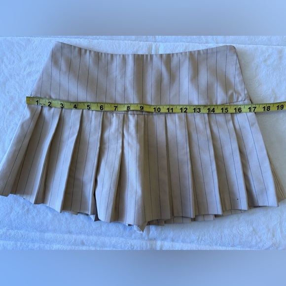 Zara Pleated Skort features a high waist, wrap front, side buckle, pleat details - Picture 9 of 16